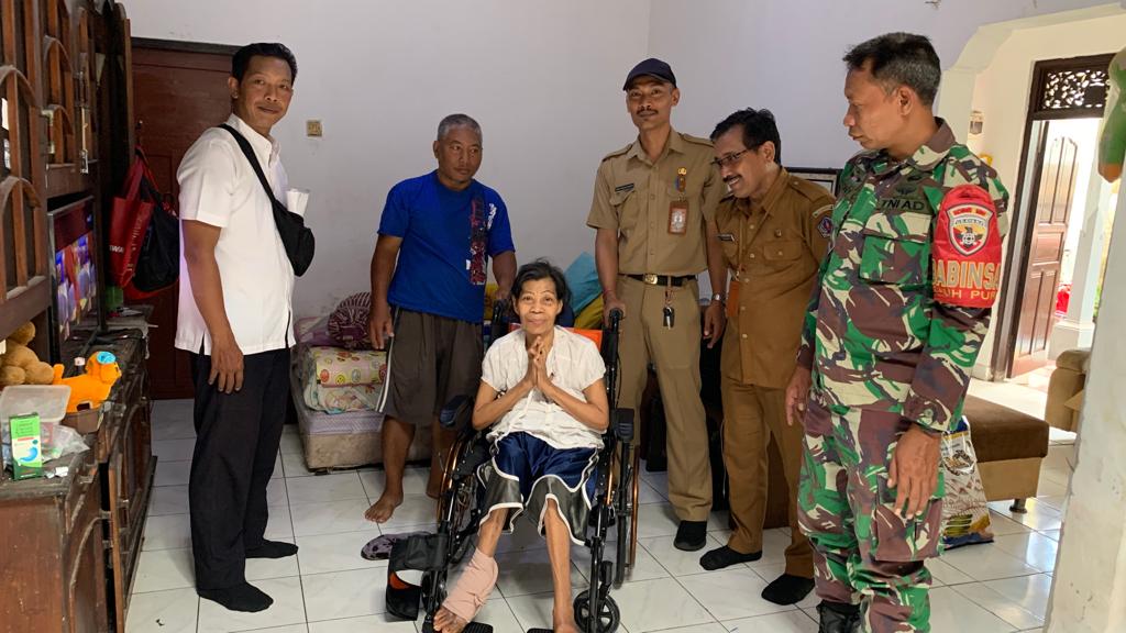 Penyerahan Bantuan Kursi Roda dan Sembako dari Dinas Sosial Kota Denpasar kepada Masyarakat Disabilitas dan Masyarakat Kurang Mampu