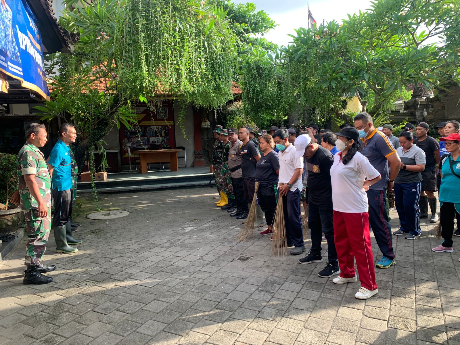 Kerja Bakti Bersama KORAMIL Denpasar Barat Dalam Upaya Penanggulangan Pencegahan Bencana Banjir