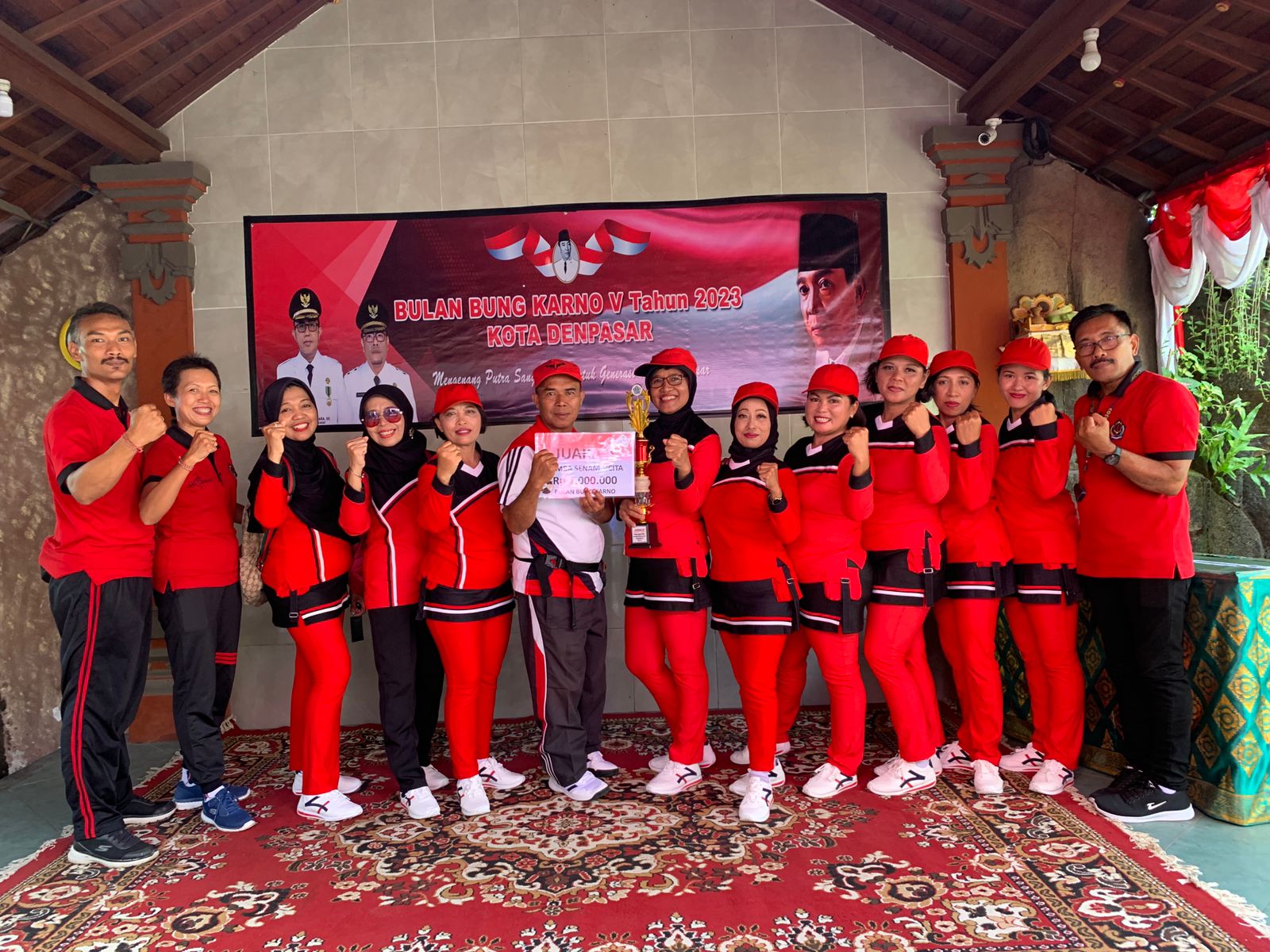 PELAKSANAAN LOMBA-LOMBA DALAM MEMPERINGATI BULAN BUNG KARNO DI KELURAHAN DAUH PURI