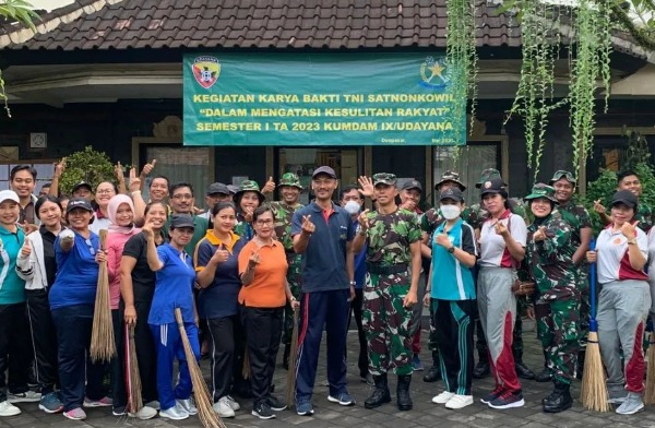 Karya Bakti Binter Satnonkowil Kumdam IX/Udayana di Bantaran Sungai Badung Belakang Kantor Lurah Dauh Puri