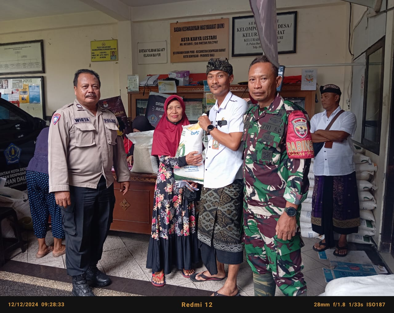 PEMBAGIAN BERAS CPP DARI KEMENTRIAN BADAN PANGAN NASIONAL KEPADA WARGA MISKIN DI KELURAHAN DAUH PURI