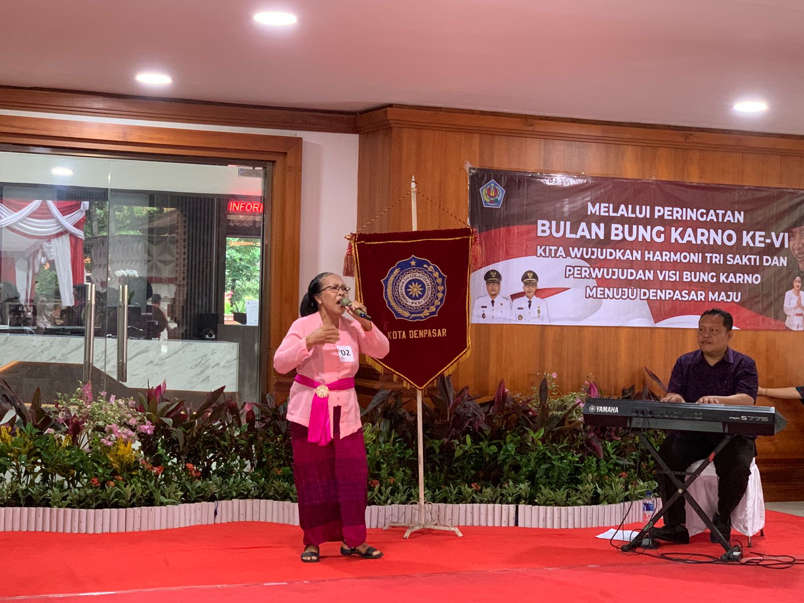 PERWAKILAN KELURAHAN DAUH PURI DALAM LOMBA MENYANYI LAGU KENANGAN PERAYAAN BULAN BUNG KARNO VI YANG DIADAKAN KOTA DENPASAR