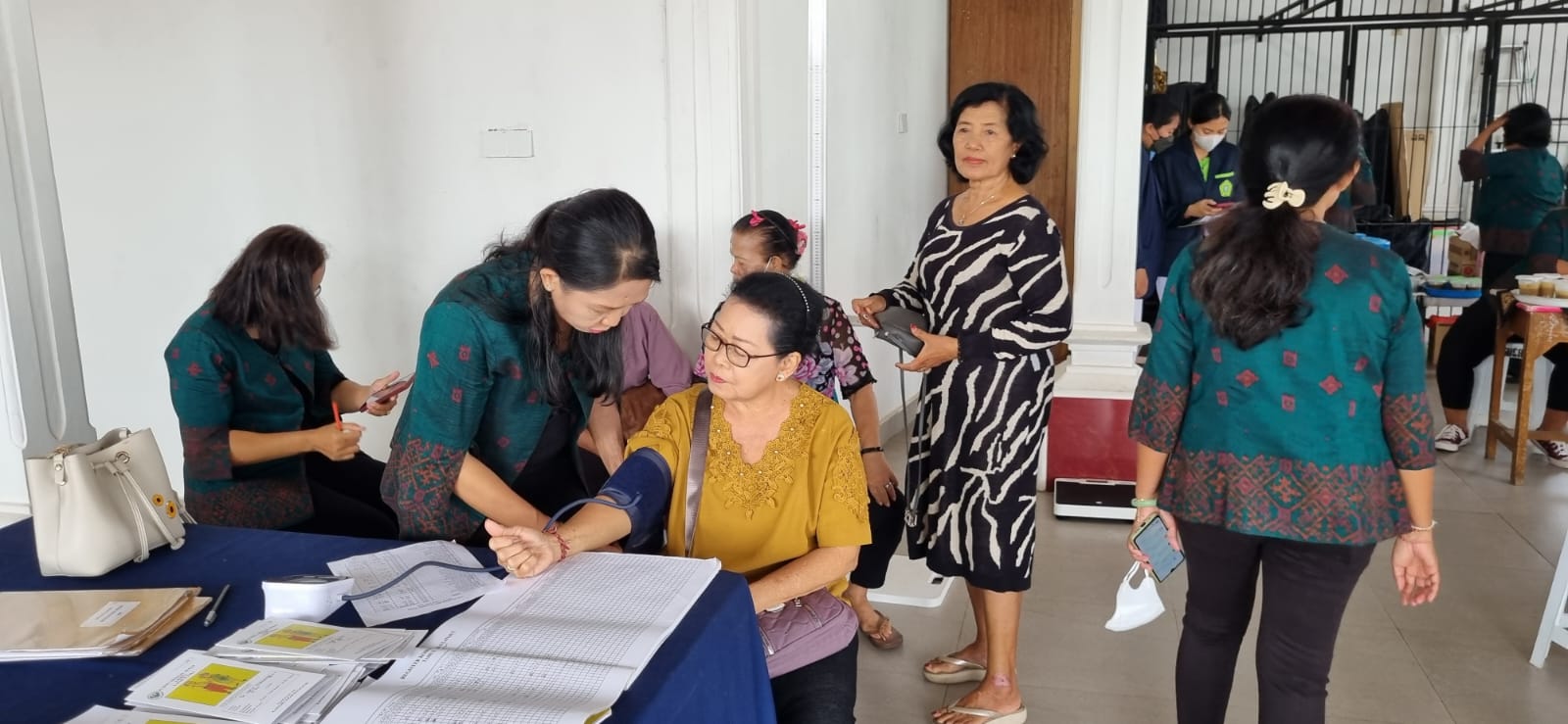 PELAKSANAAN POSYANDU SERENTAK DI KELURAHAN DAUH PURI