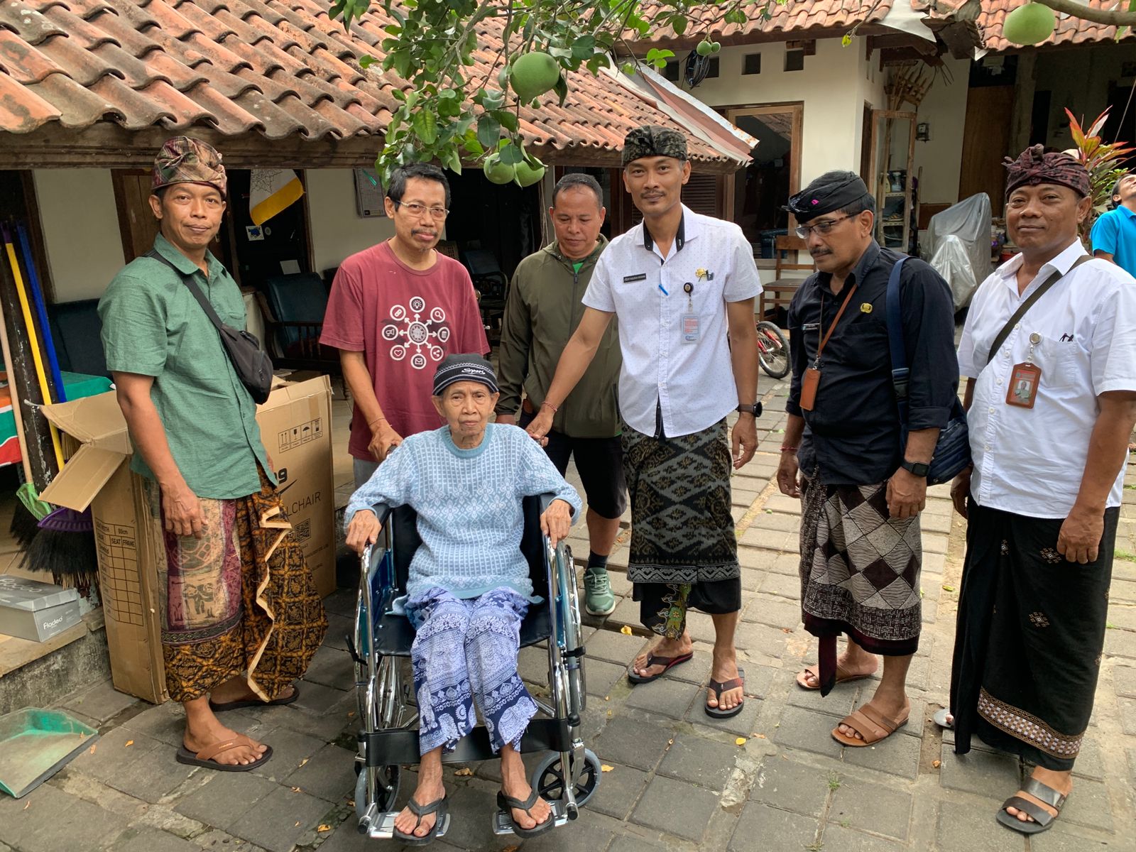 Pemberian Kursi Roda Kepada Warga Disabilitas 
