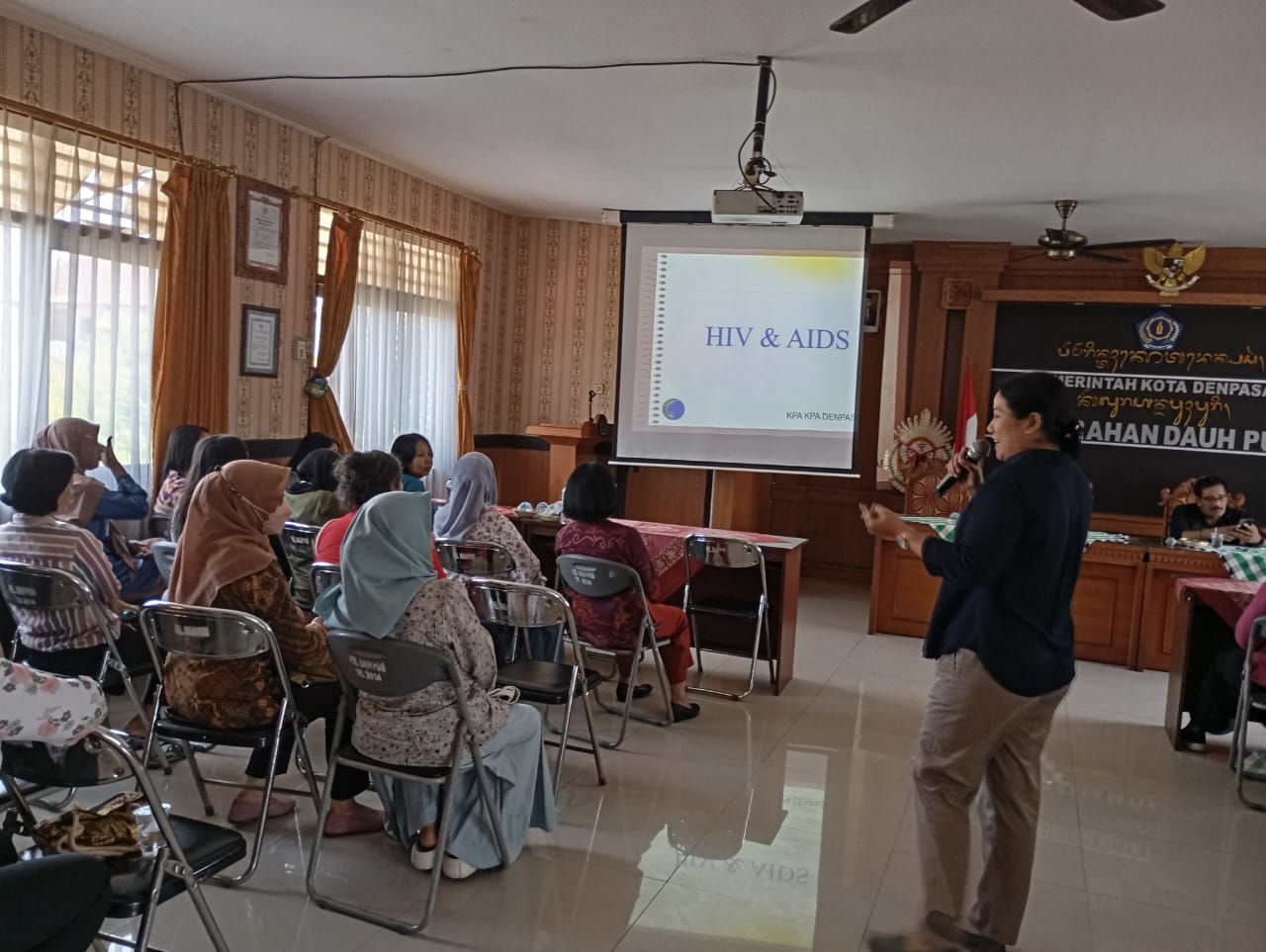 SOSIALISASI KESEHATAN KEPADA MASYARAKAT KELURAHAN DAUH PURI