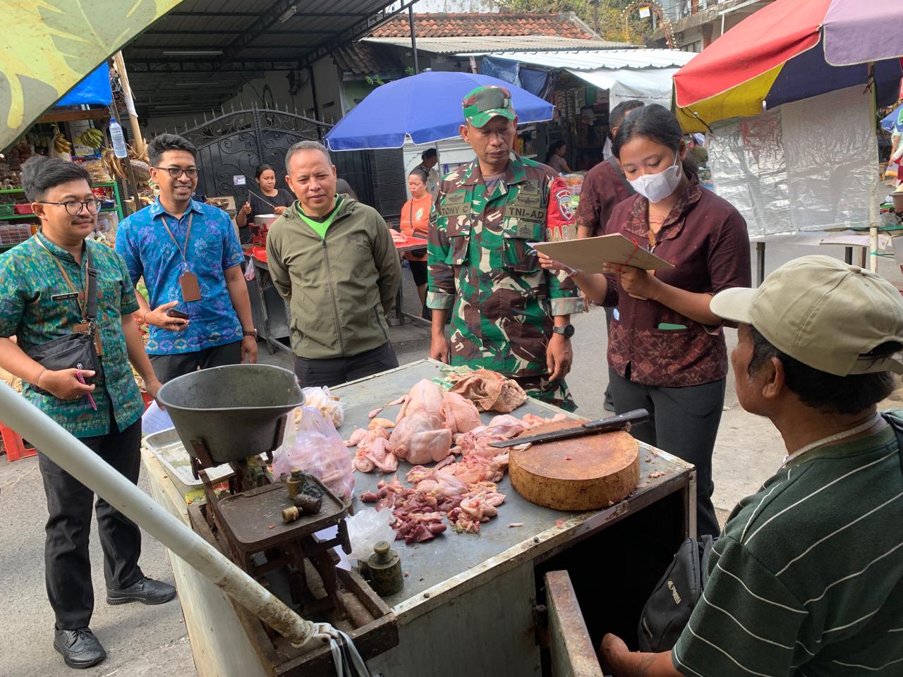 SURVEY HARGA PANGAN DI PASAR ADAT PEKAMBINGAN DALAM RANGKA MENEKAN ANGKA INFLASI