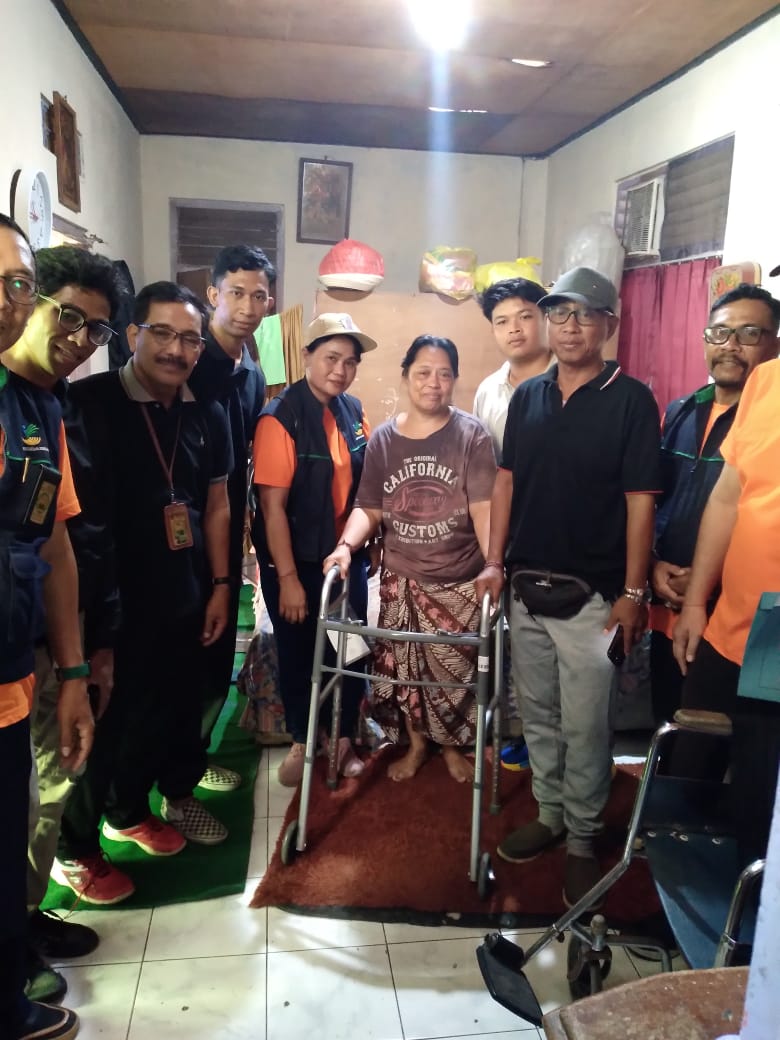 Penyerahan Bantuan Alat Kesehatan dari Dinas Sosial dan Yayasan Kawan Baik Untuk Warga Pekambingan