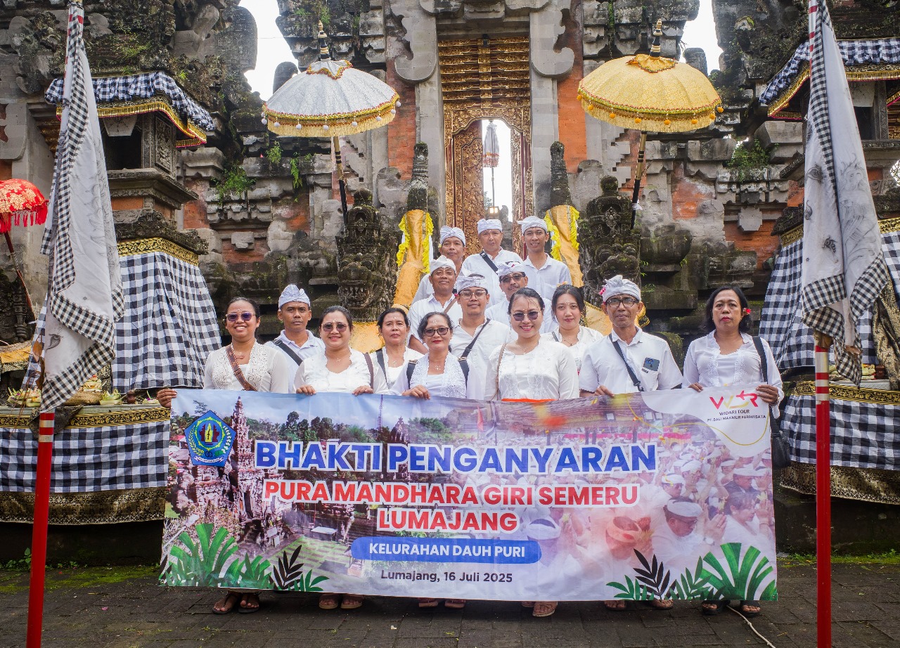 Kelurahan Dauh Puri Laksanakan Bakti Penganyar ke Pura Mandhara Giri Semeru Agung Lumajang, Jawa Timur