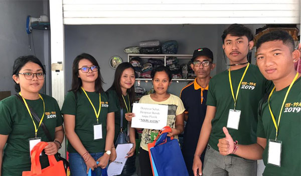 Sosialisasi , Pengawasan dan Monitoring pengurangan penggunaan kantong plastik khususnya para pelaku usaha di Wilayah Kelurahan Dauh Puri 