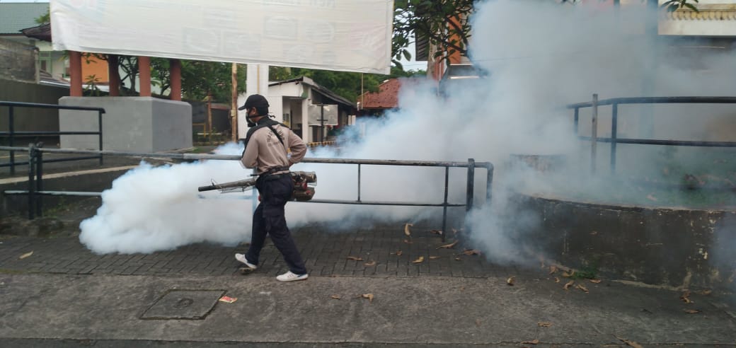 Penyemprotan/Fogging Dalam Upaya Pemberantasan Penyakit Demam Berdarah DI Wilayah Kelurahan Dauh Puri