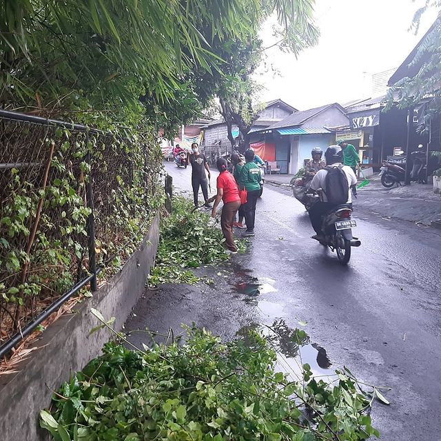 Giat Kerja Bakti Kebersihan di sekitar Pura Penyampuhan, Jalan Pulau Buru Denpasar